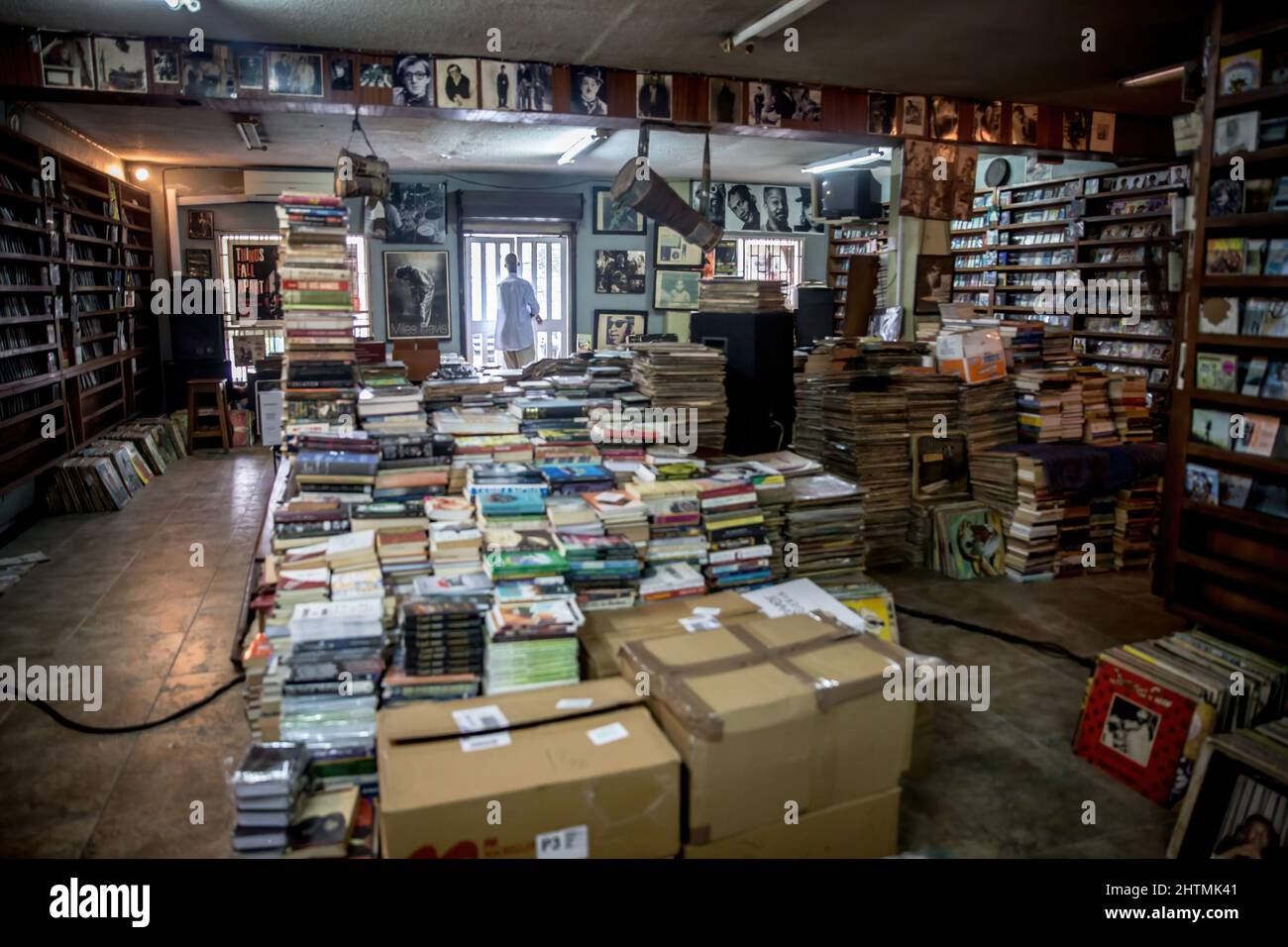 Lagos, Nigéria. 21st novembre 2021. L'intérieur du Jazzhole, un légendaire magasin de livres et de disques de Lagos vu comme des auteurs nigérians, connaît actuellement un succès mondial important. (Image de crédit : © Sally Hayden/SOPA Images via ZUMA Press Wire) Banque D'Images