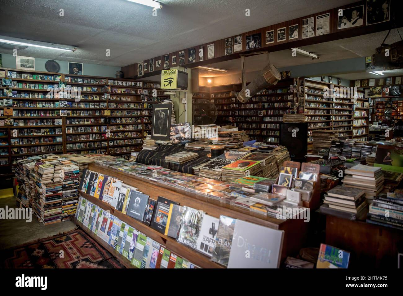 Lagos, Nigéria. 21st novembre 2021. L'intérieur du Jazzhole, un légendaire magasin de livres et de disques de Lagos vu comme des auteurs nigérians, connaît actuellement un succès mondial important. (Image de crédit : © Sally Hayden/SOPA Images via ZUMA Press Wire) Banque D'Images