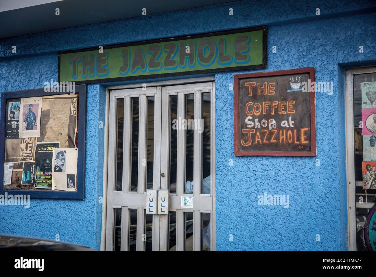 Lagos, Nigéria. 21st novembre 2021. Extérieur du Jazzhole, un légendaire magasin de livres et de disques de Lagos vu comme des auteurs nigérians ont actuellement un succès mondial significatif. (Image de crédit : © Sally Hayden/SOPA Images via ZUMA Press Wire) Banque D'Images