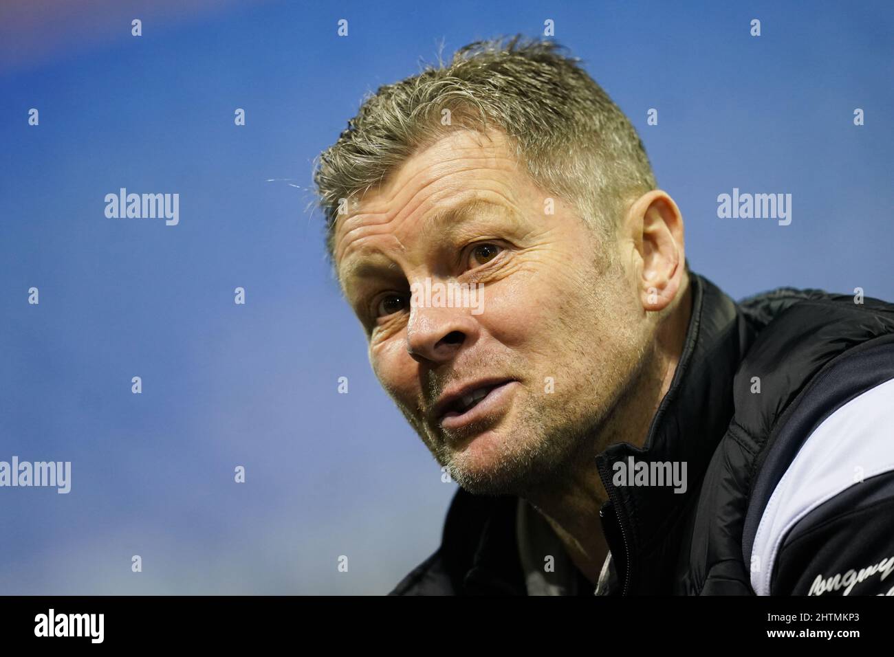 Steve Cotterill, directeur de la ville de Shrewsbury, lors du match de la Sky Bet League One à Montgomery Waters Meadow, Shrewsbury. Date de la photo: Mardi 1 mars 2022. Banque D'Images
