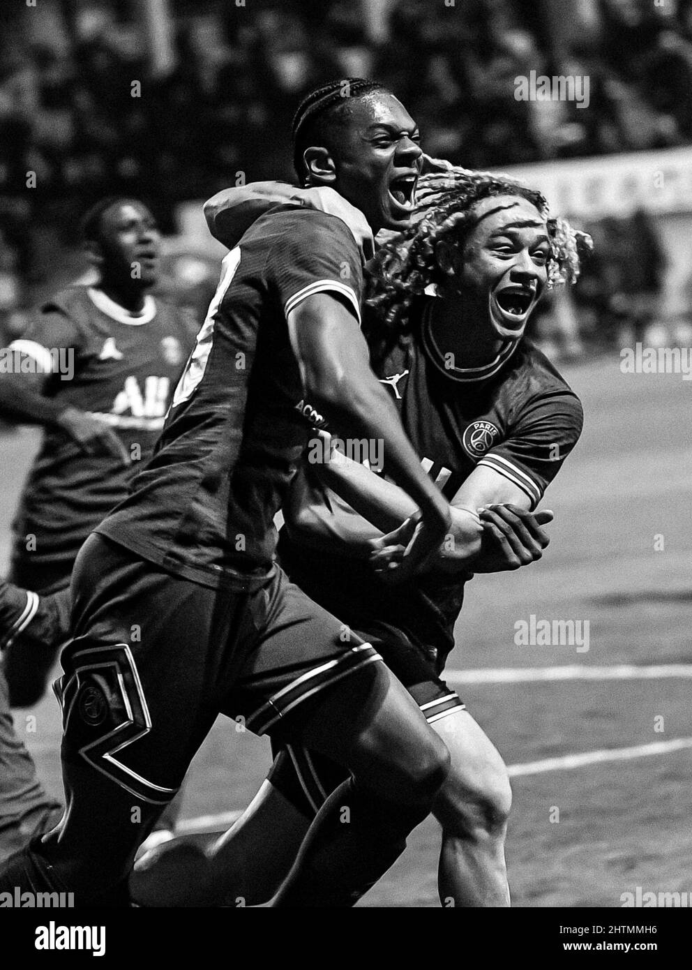 Saint-Germain-en-Laye, France, le 1 mars 2022, Sekou Yansane du PSG et Xavi Simons du PSG célèbrent après avoir inscrit un but lors de la Ligue des jeunes de l'UEFA (U19), partie de 16 du match de football entre Paris Saint-Germain (PSG) et Sevilla FC (Juvenil A) le 1 mars 2022 au stade Georges Lefevre de Saint-Germain-en-Laye, en-France. Banque D'Images
