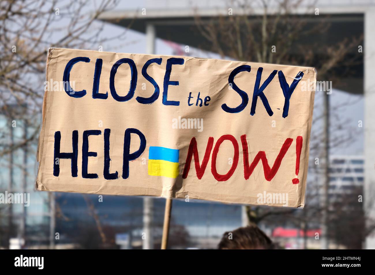 Gros plan sur packard avec texte anglais Fermer le ciel aide maintenant et drapeau ukrainien. Protestation contre la guerre en Ukraine. Banque D'Images