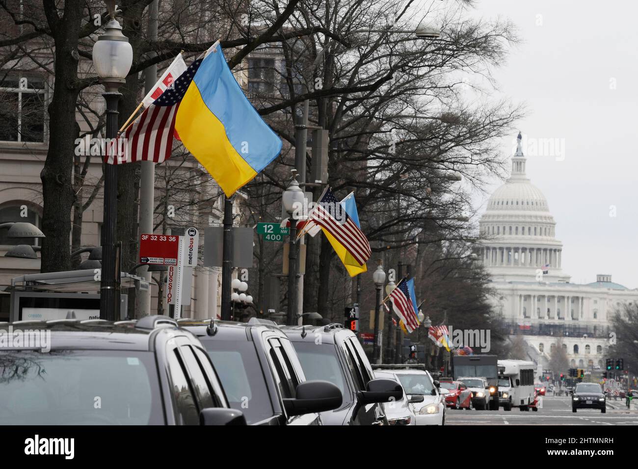 Washington, États-Unis. 01st mars 2022. Des drapeaux ukrainiens sont vus à côté des drapeaux américains le long de Pennsylvania AV en soutien au peuple ukrainien devant l'International Trump Hotel à Washington. Crédit : SOPA Images Limited/Alamy Live News Banque D'Images