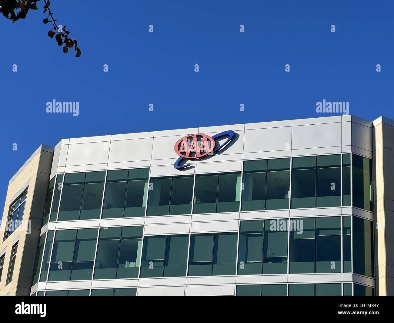 Panneau sur la façade du bureau de l'American automobile Association (AAA) à Pleasant Hill, Californie, 2022. Banque D'Images