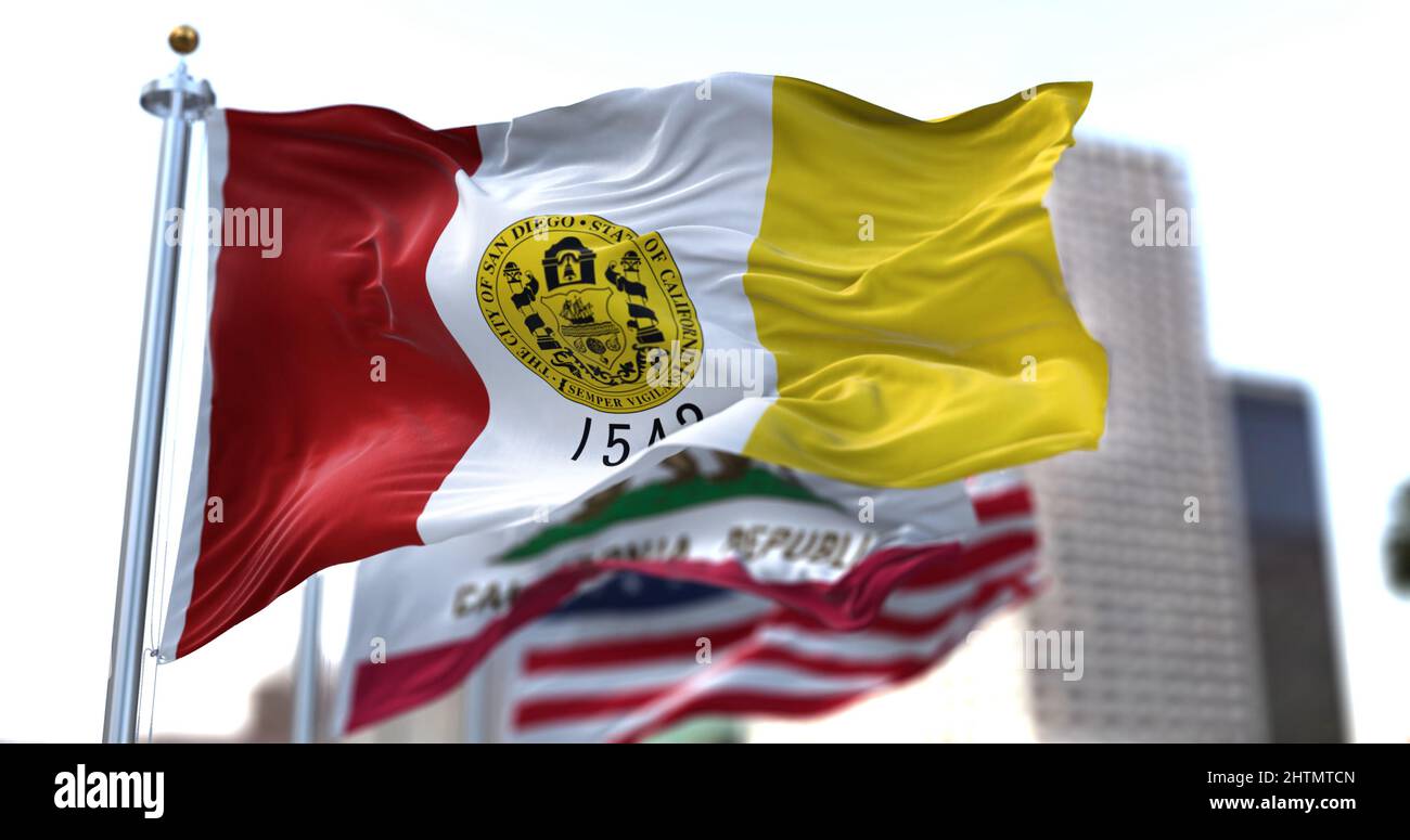 Drapeau de la ville de San Diego agitant dans le vent avec l'état de Californie et les drapeaux nationaux des États-Unis flous en arrière-plan. Drapeau municipal de San Diego Banque D'Images