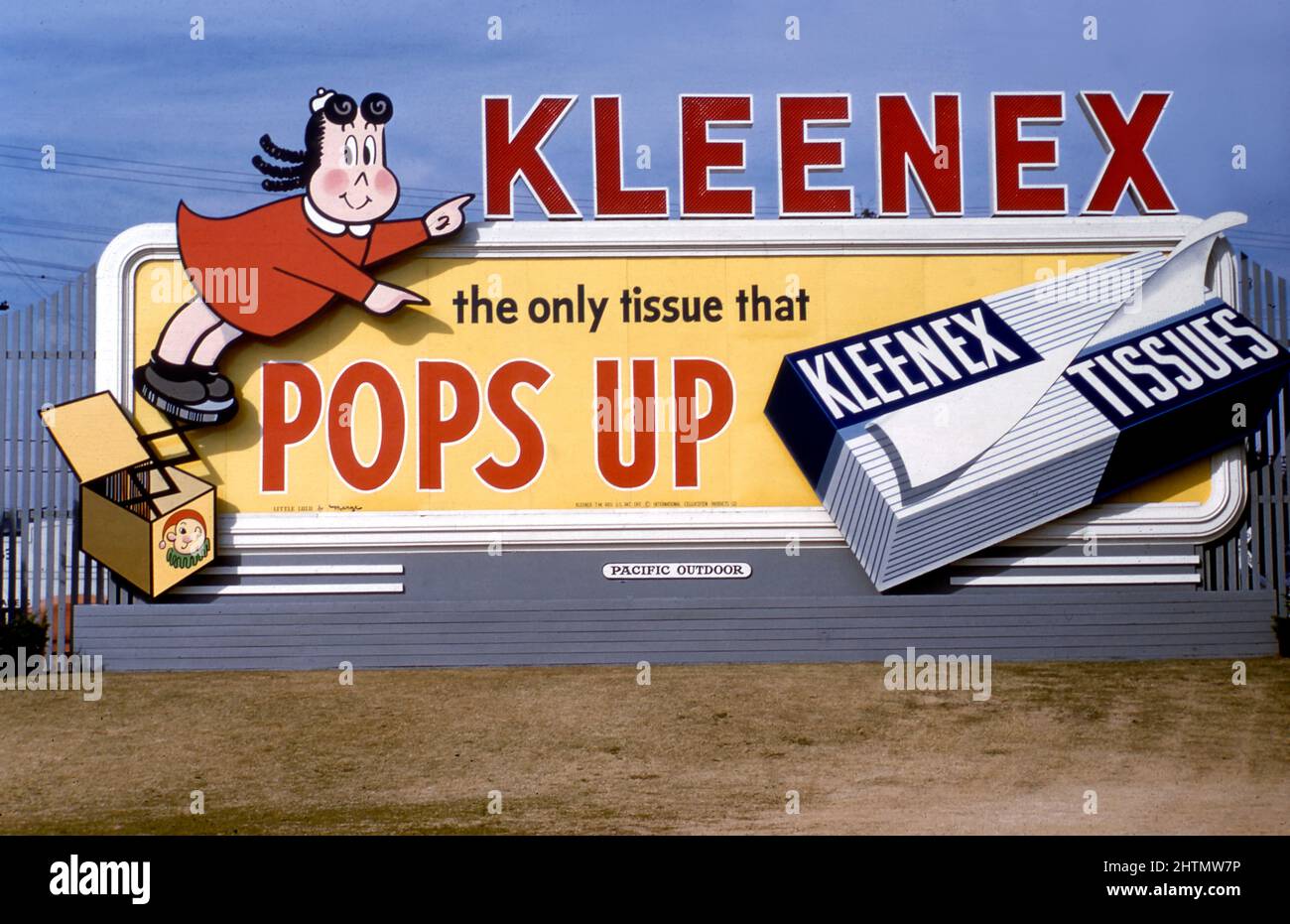 Little Lulu, un personnage de bande dessinée populaire apparaît dans un panneau d'affichage Kleenex vintage à Los Angeles, CA vers 1950s Banque D'Images