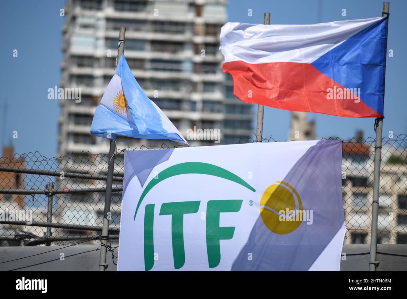 Série de qualificatifs de la coupe Davis (Buenos Aires) : drapeaux de l'Argentine et de la République tchèque. Club de tennis de pelouse de Buenos Aires Banque D'Images