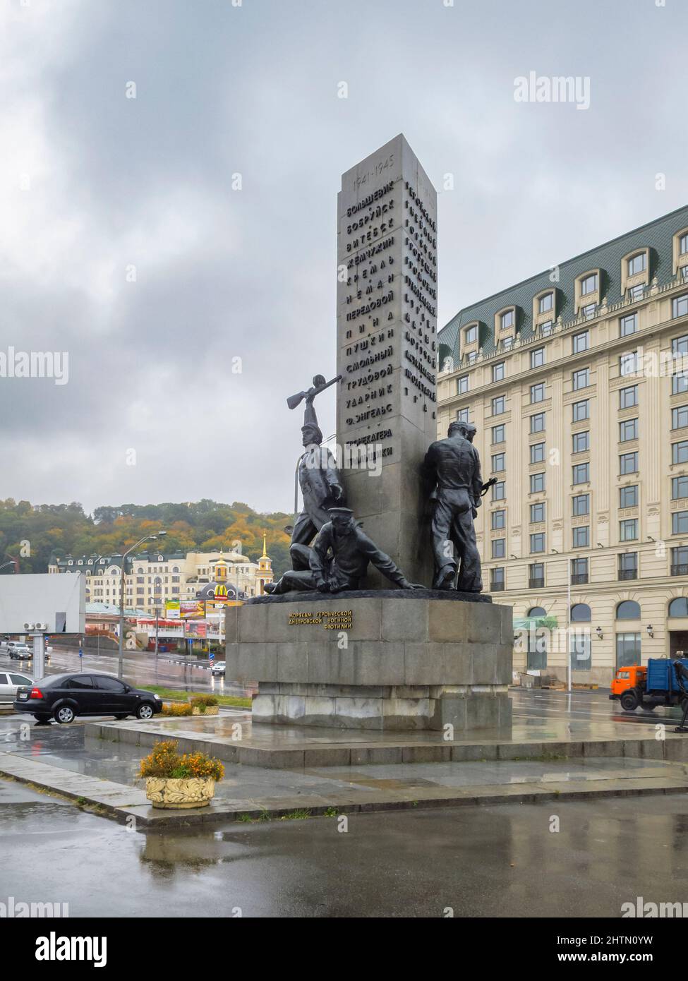 Le monument emblématique pour les marins 1941-45, un point de repère sur la rive du Dniepr à Podil, Kiev (Kiev), capitale de l'Ukraine par une journée humide Banque D'Images