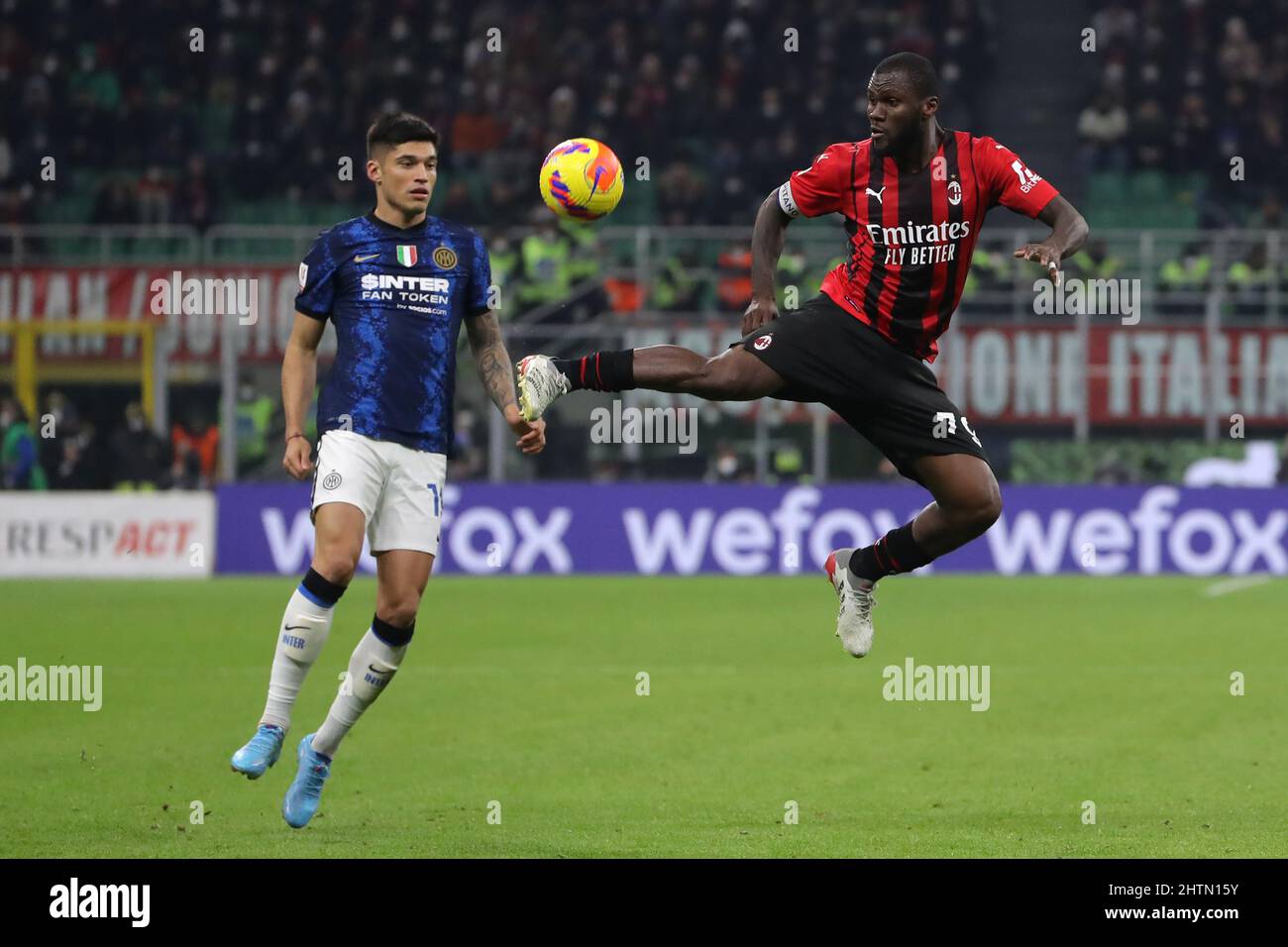 Milan, Italie, 1st mars 2022. Franck Kessie de l'AC Milan contrôle le ballon comme Joaquin Correa du FC Internazionale se ferme pendant le match de Coppa Italia à Giuseppe Meazza, Milan. Crédit photo à lire: Jonathan Moscrop / Sportimage crédit: Sportimage / Alay Live News Banque D'Images