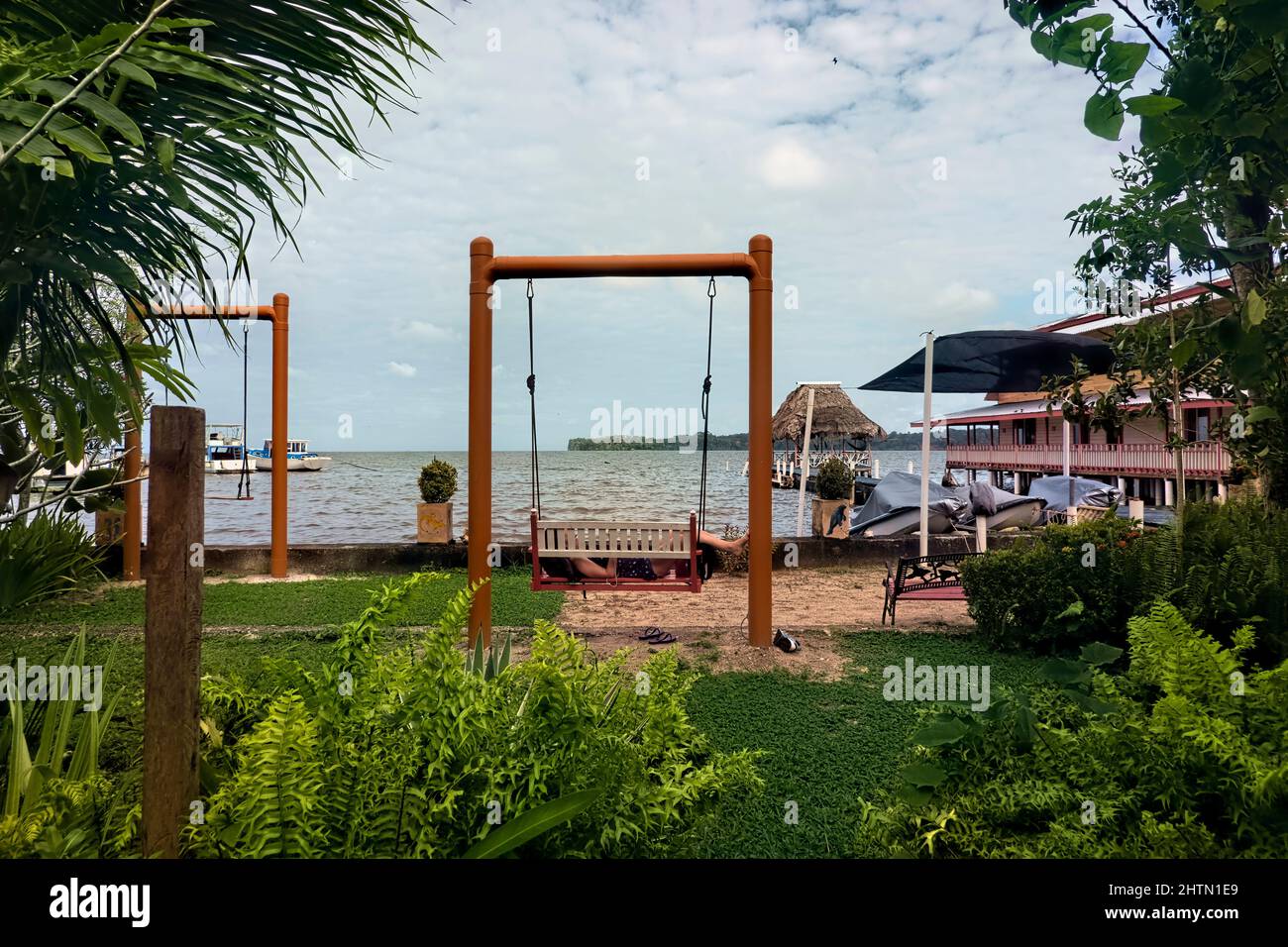 Vue sur les Caraïbes dans la communauté Garifuna de Livingston, Guatemala Banque D'Images