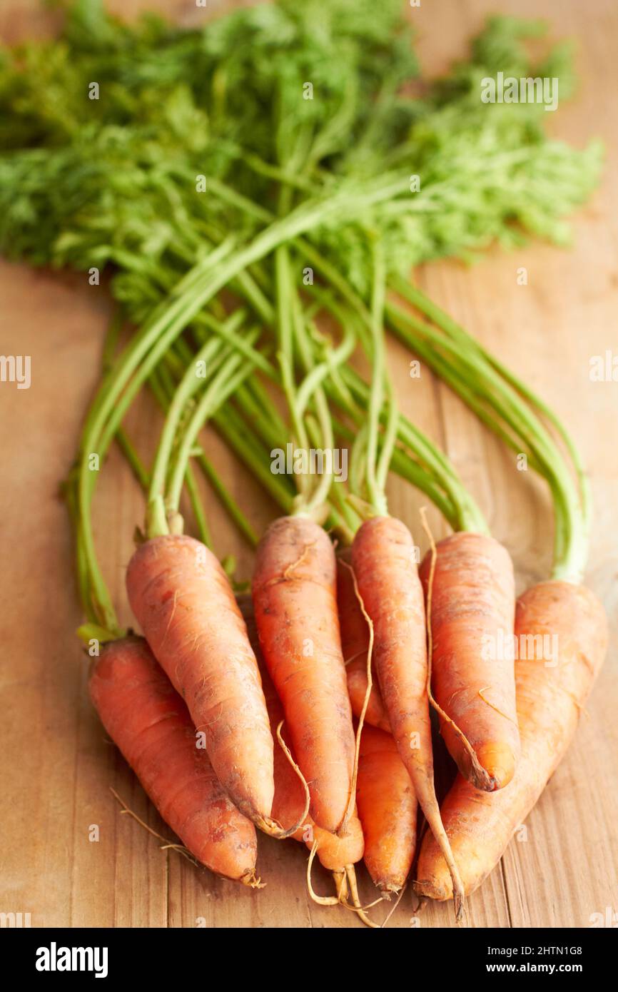 Rien que les carottes. Carottes sur un comptoir. Banque D'Images