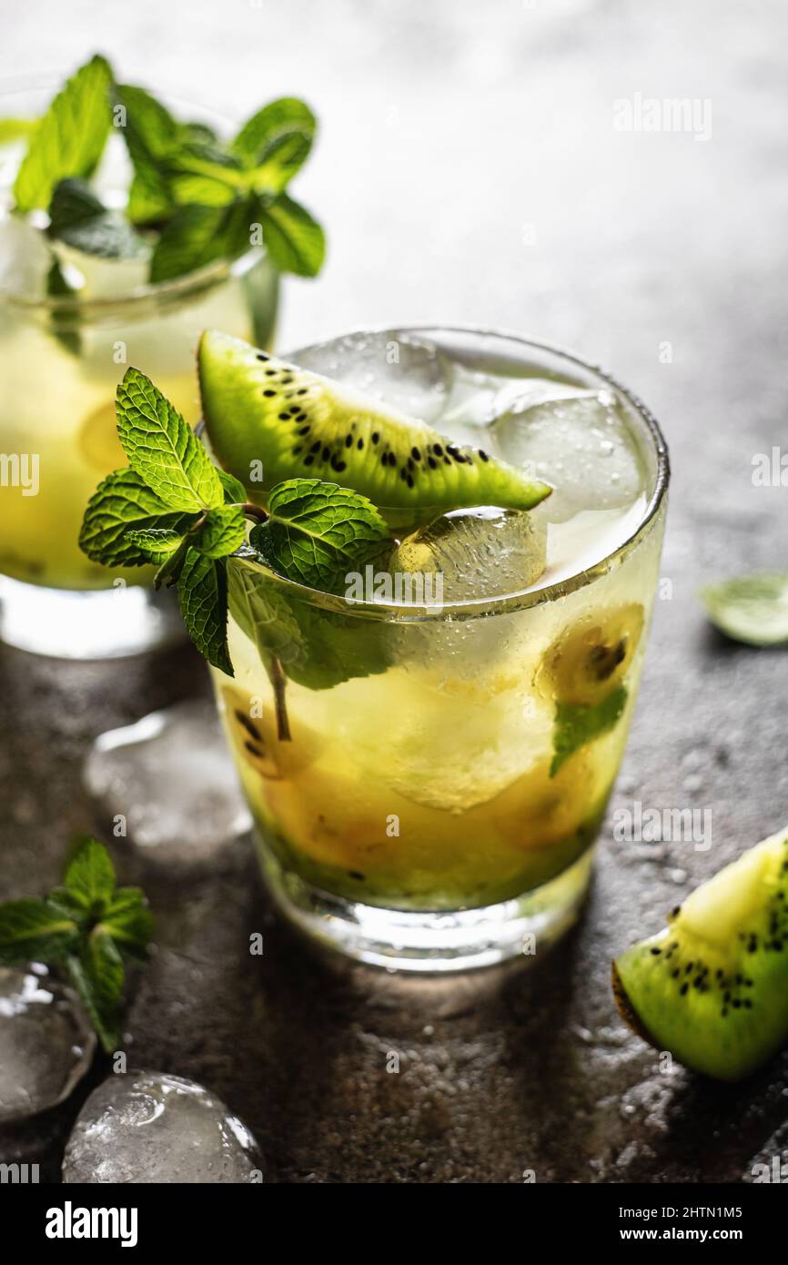 Cocktail frais glacé avec kiwi et menthe sur fond texturé Banque D'Images