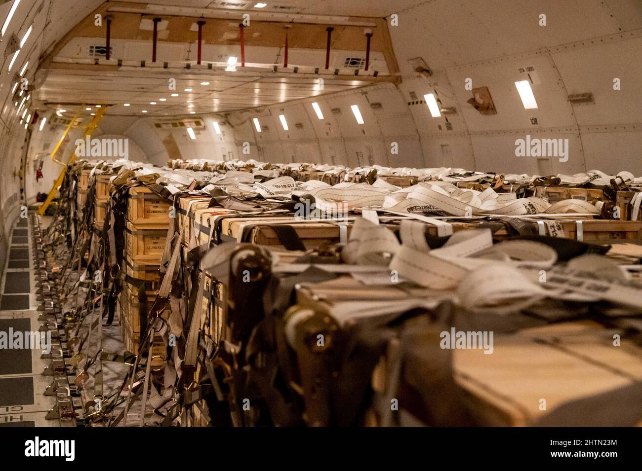 Des palettes de munitions, d'armes et d'autres équipements à destination de l'Ukraine sont chargées dans un avion par des membres du 436th Escadron du port aérien lors d'une mission de vente militaire étrangère à la base aérienne de Douvres, Delaware, le 30 janvier 2022. Depuis 2014, les États-Unis ont engagé plus de $5,4 milliards d'aide totale à l'Ukraine, y compris l'assistance en matière de sécurité et d'assistance non relative à la sécurité. Les États-Unis réaffirment leur attachement inébranlable à la souveraineté et à l'intégrité territoriale de l'Ukraine en faveur d'une Ukraine sûre et prospère. (Photo de l'homme d'aviation principal Stephani Barge) Banque D'Images