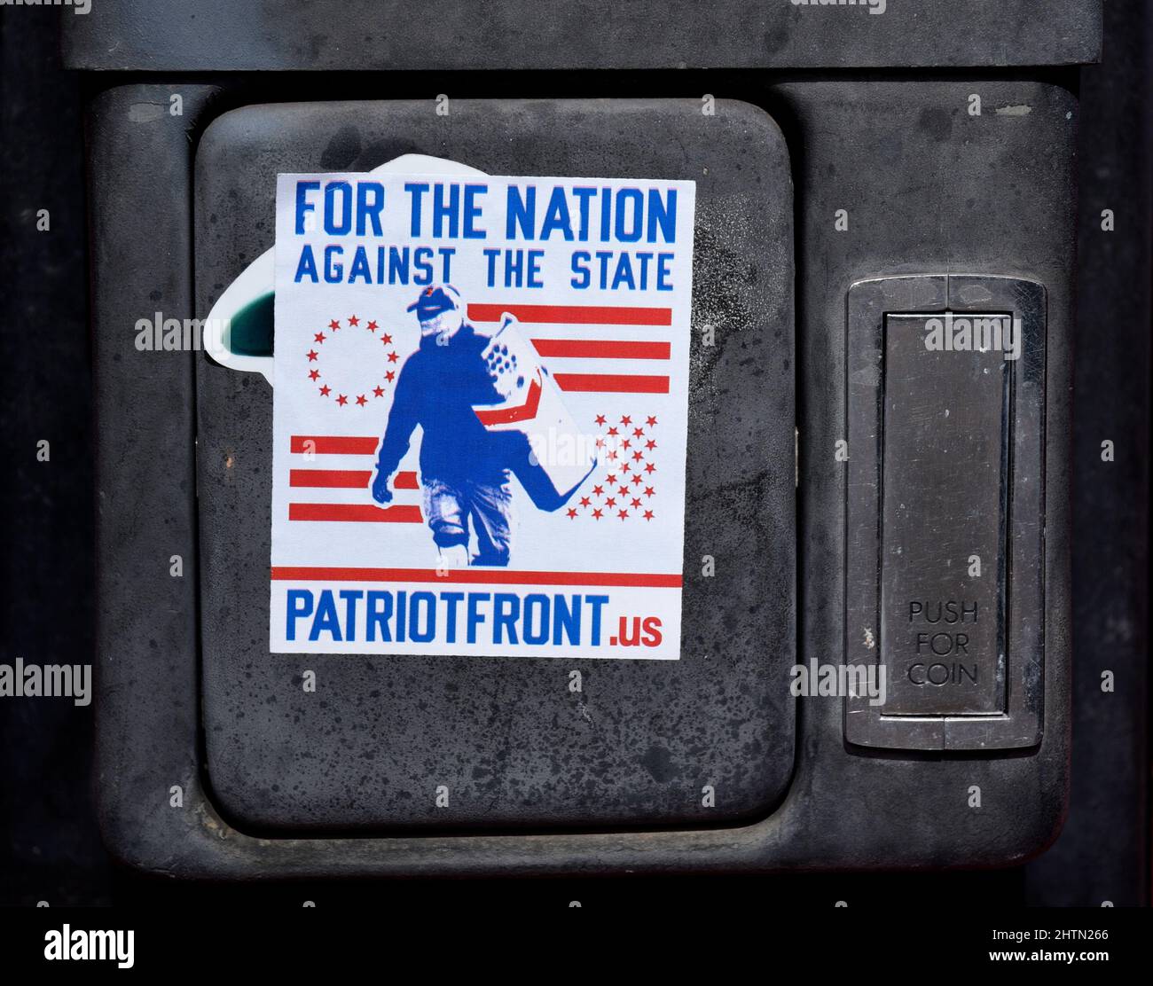 Un autocollant du Patriot Front placé sur un téléphone public par un partisan de l'organisation nationaliste américaine néo-nazie, néo-nazi, de suprématie blanche. Banque D'Images
