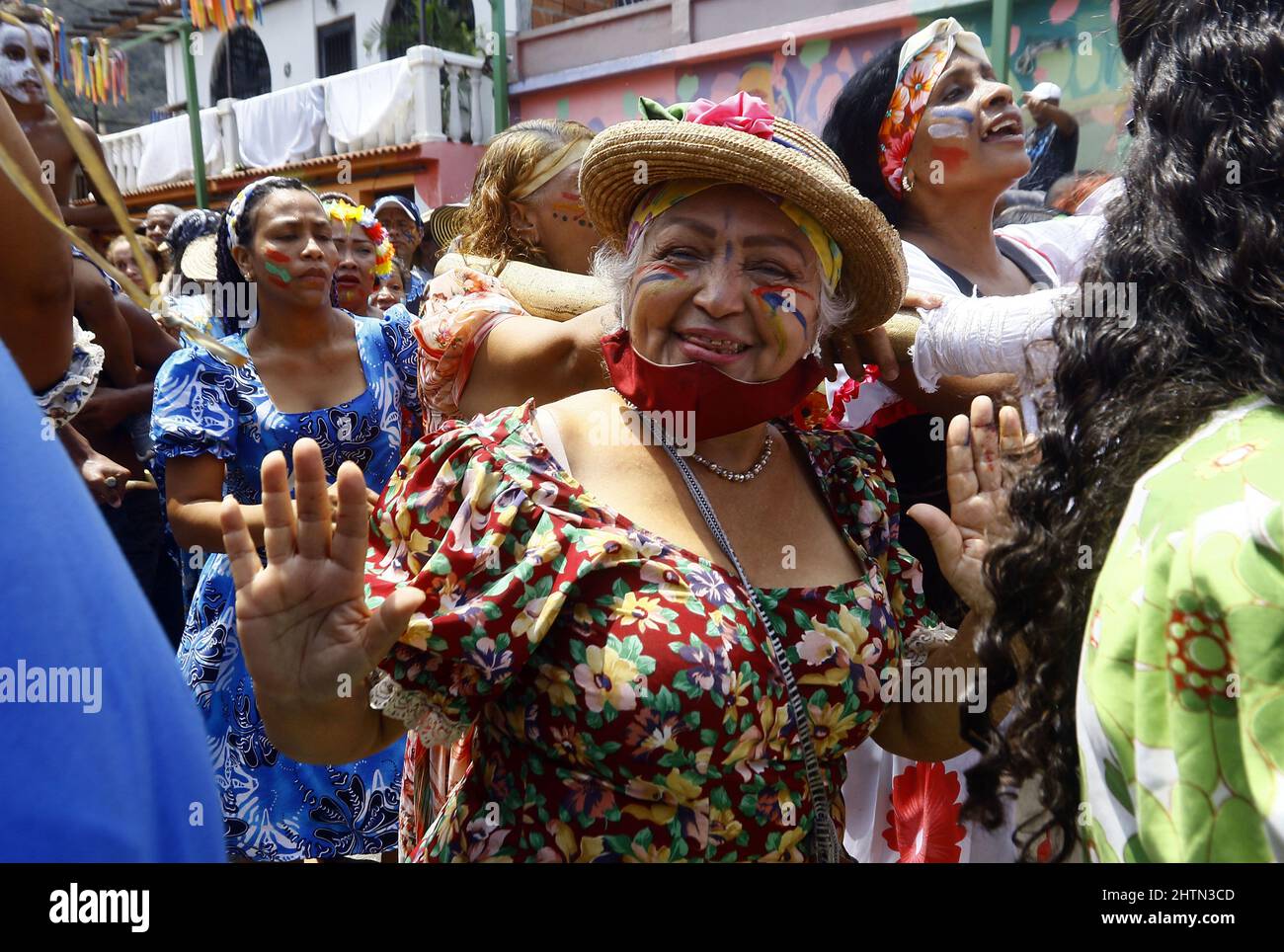 Puerto Cabello, Carabobo, Venezuela. 1st mars 2022. 01 mars 2022. La danse Hammock est une fête qui est célébrée chaque mardi de carnaval, et qui est sur disque, pendant 151 ans, dans le secteur de San Millan, à Puerto Cabello, Carabobo. Ce qui a commencé comme une astuce des esclaves aujourd'hui est une tradition de carnaval qui intègre la musique, le théâtre, la danse et la chanson. À Puerto Cabello, état de Carabobo. Photo: Juan Carlos Hernandez (Credit image: © Juan Carlos Hernandez/ZUMA Press Wire) Banque D'Images