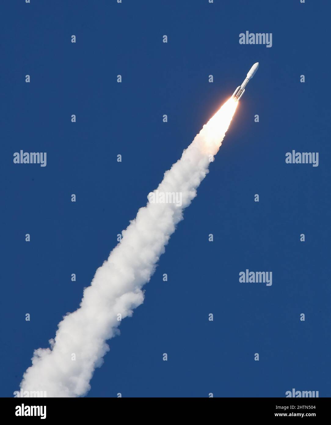 Cape Canaveral, États-Unis. 01st mars 2022. United Launch Alliance lance une fusée Atlas V à partir du PAD 41 à la station de la Force spatiale du Cap Canaveral à Cape Canaveral. La fusée transporte le satellite GÉOSTATIONNAIRE GOO-T pour la NASA et la NOAA. Crédit : SOPA Images Limited/Alamy Live News Banque D'Images