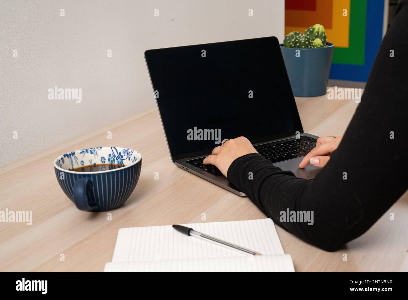 Gros plan sur l'utilisation d'un ordinateur portable au bureau Banque D'Images Gros plan sur l'utilisation d'un ordinateur portable au bureau Banque D'Images