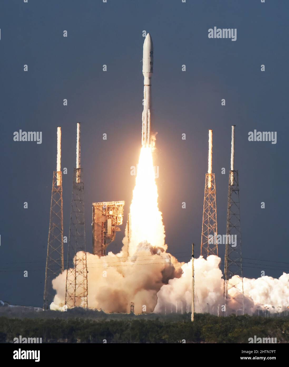 Cape Canaveral, États-Unis. 01st mars 2022. United Launch Alliance lance une fusée Atlas V à partir du PAD 41 à la station de la Force spatiale du Cap Canaveral à Cape Canaveral. La fusée transporte le satellite GÉOSTATIONNAIRE GOO-T pour la NASA et la NOAA. (Photo de Paul Hennessy/SOPA Images/Sipa USA) crédit: SIPA USA/Alay Live News Banque D'Images