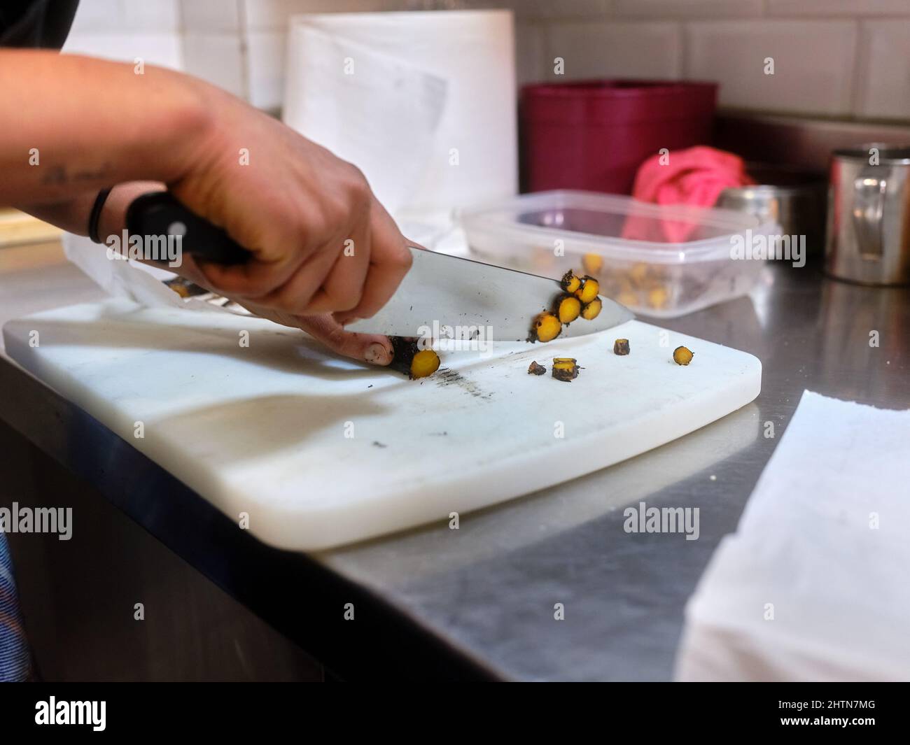 Faire cuire les ingrédients de coupe avec un couteau dans une cuisine de restaurant Banque D'Images