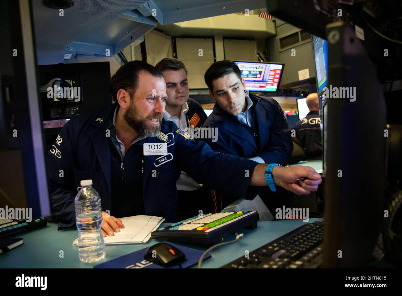 New York, États-Unis. 1st mars 2022. Les traders travaillent à la Bourse de New York à New York, aux États-Unis, le 1 mars 2022. Mardi, les actions américaines ont fortement chuté, les investisseurs supervisés le conflit militaire entre la Russie et l'Ukraine. Le Dow Jones Industrial Average a diminué de 597,65 points, soit 1,76 pour cent, pour s'établir à 33 294,95. Le S&P 500 a chuté de 67,68 points, soit 1,55 pour cent, à 4 306,26. L'indice composite Nasdaq a chuté de 218,94 points, soit 1,59 pour cent, à 13 532,46. Credit: Michael Nagle/Xinhua/Alay Live News Banque D'Images