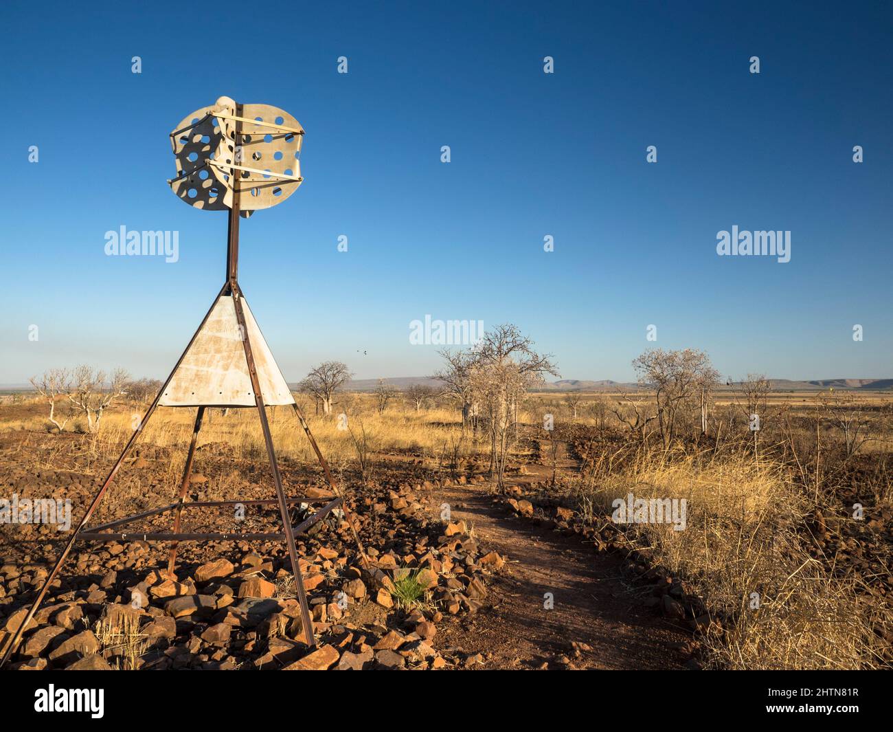Station de trig sur le sommet de Telegraph Hill avec des boab arbres (Adansonia gregorii) en arrière-plan, Parry lagons, East Kimberley Banque D'Images