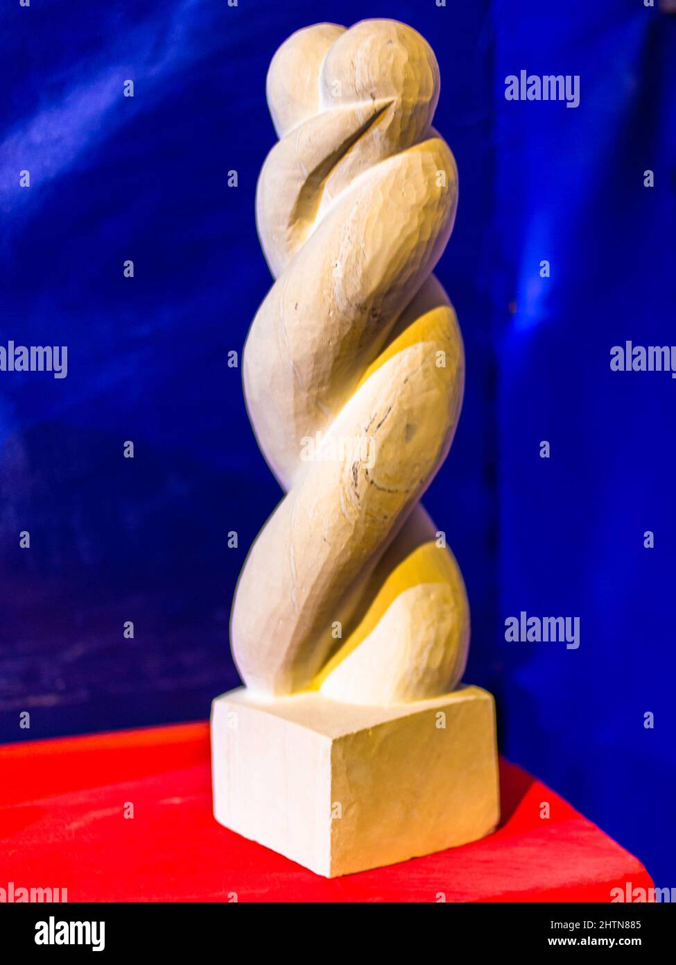 Agadir, Maroc - 20 février 2022 : statues amazigh en pierre blanche sculpture de l'amour, sur table rouge avec fond en soie bleue Banque D'Images Agadir, Maroc - 20 février 2022 : statues amazigh en pierre blanche sculpture de l'amour, sur table rouge avec fond en soie bleue Banque D'Images