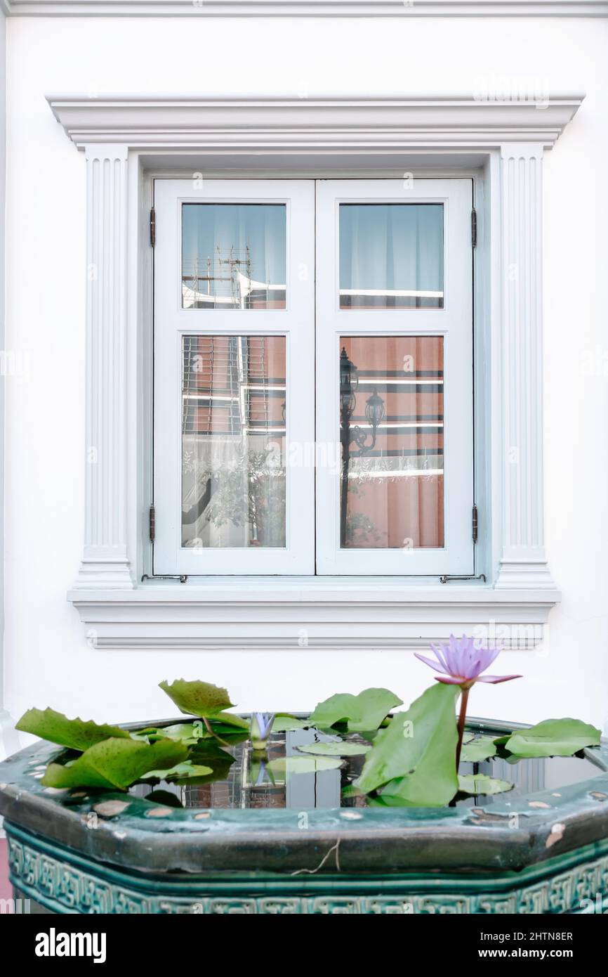 Vue de face des styles de fenêtres vintage avec décoration extérieure, fenêtres en verre transparent double et design de façade d'architecture. Fenêtre résidentielle Banque D'Images