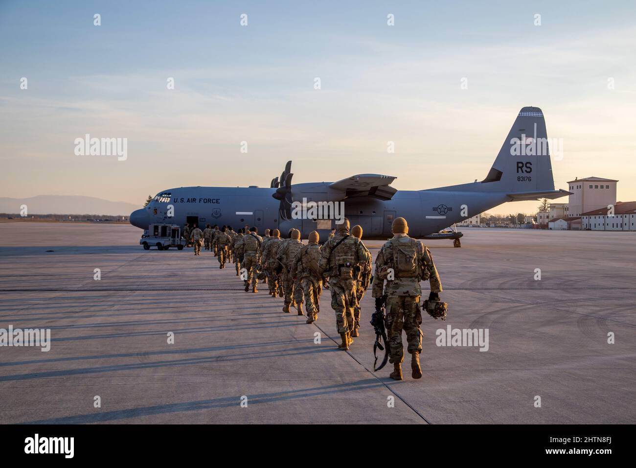 Soldats du 2nd Bataillon, 503rd Régiment d'infanterie de parachutisme, 173rd Brigade aéroportée, C130J Hercules à la base aérienne d'Aviano, Italie, 24 février 2022. Des parachutistes ont été déployés en Lettonie cette semaine pour démontrer l'engagement des États-Unis envers nos alliés de l'OTAN et renforcer leurs capacités défensives. Ce repositionnement permet d'assurer à nos alliés et partenaires notre engagement inébranleur envers l'OTAN. (É.-U. Photo de l'armée par PFC. Semaj Johnson.) Banque D'Images
