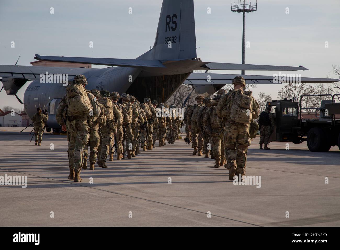 Soldats du 2nd Bataillon, 503rd Régiment d'infanterie de parachutisme, 173rd Brigade aéroportée, C130J Hercules à la base aérienne d'Aviano, Italie, 24 février 2022. Des parachutistes ont été déployés en Lettonie cette semaine pour démontrer l'engagement des États-Unis envers nos alliés de l'OTAN et renforcer leurs capacités défensives. Ce repositionnement permet d'assurer à nos alliés et partenaires notre engagement inébranleur envers l'OTAN. (É.-U. Photo de l'armée par PFC. Semaj Johnson.) Banque D'Images