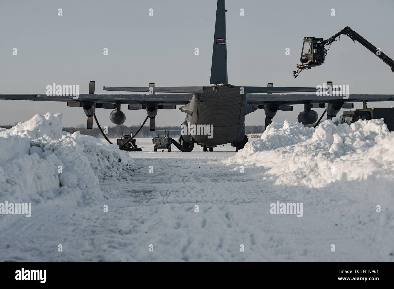 Un avion Hercules C-130H affecté à l'escadron de transport aérien 757th se trouve sur la ligne aérienne le 5 février 2022, à la station de la réserve aérienne de Youngstown. Au cours de l'assemblage de formation de l'unité de février, les aviateurs du groupe d'entretien 910th ont préparé des aéronefs pour des opérations de vol dans des conditions hivernales extrêmes en enlevant toute la neige et la glace. (É.-U. Photo de la Force aérienne/Sgt. Christina Russo) Banque D'Images