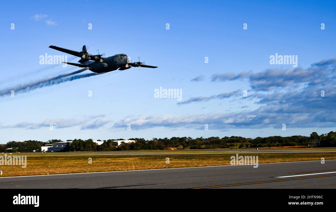 Un pulvérisateur aérien de l'aile 910th Airlift C-130H Hercules modifié pulvérise de l'eau à partir de son système de pulvérisation aérienne modulaire d'entraînement lors d'une démonstration de pulvérisation aérienne, le 12 janvier 2022, à l'aéroport régional du nord-est de la Floride. La démonstration de pulvérisation aérienne a eu lieu dans le cadre du cours combiné de formation et de certification sur les applicateurs de pesticides de catégorie 11 du ministère de la Défense et de la Florida Mosquito Control Association. (É.-U. Photo de la Force aérienne/Sgt. Noah J. Tancer) Banque D'Images