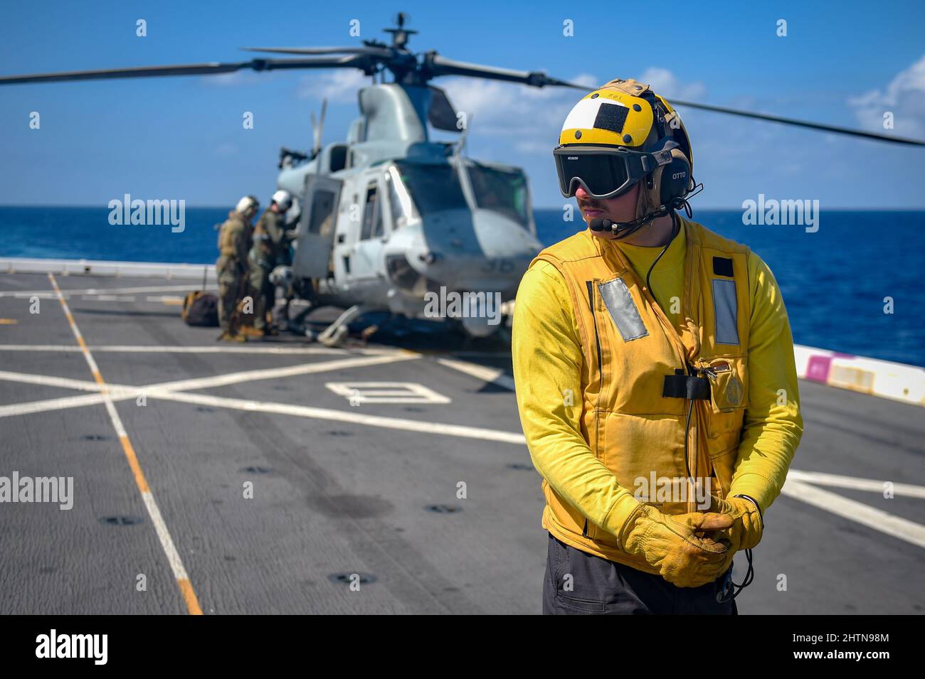 MER DES PHILIPPINES (fév 13, 2022) Aviation Boatswain’s Mate (Handling) Airman Derek Koch, de Pine Plains (N.Y.), affecté au quai de transport amphibie USS Green Bay (LPD 20), effectue des opérations de vol avec un HÉLICOPTÈRE UH-1Y Huey du Marine Medium Tiltrotor Squadron (VMM) 265. Green Bay, qui fait partie du groupe de grève expéditionnaire 7, ainsi que de l'unité expéditionnaire maritime (UMM) de 31st, opère dans la zone de responsabilité de la flotte américaine 7th afin d'améliorer l'interopérabilité avec les alliés et les partenaires et de servir de force de réaction prête à l'emploi pour défendre la paix et la stabilité dans la région Indo-Pacifique. (É.-U. Banque D'Images