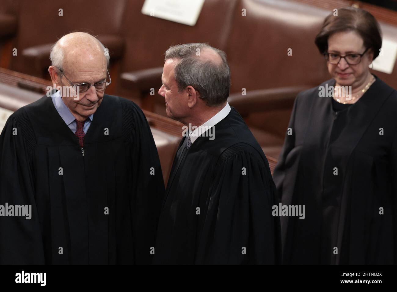WASHINGTON, DC - MARS 01: Le juge associé de la Cour suprême des États-Unis Stephen Breyer, le juge en chef John Roberts et le juge associé Elena Kagan arrivent à la Chambre pour le discours sur l'état de l'Union du président américain Joe Biden au Capitole des États-Unis le 01 mars 2022 à Washington, DC. Lors de son premier discours sur l'État de l'Union, Biden devrait mettre en lumière les efforts de son administration pour mener une réponse mondiale à l'invasion russe de l'Ukraine, pour lutter contre l'inflation et pour sortir le pays de la pandémie COVID-19. (Photo de Win McNamee/Getty Images)crédit : gagnez McNamee/Pool via CNP/Medi Banque D'Images