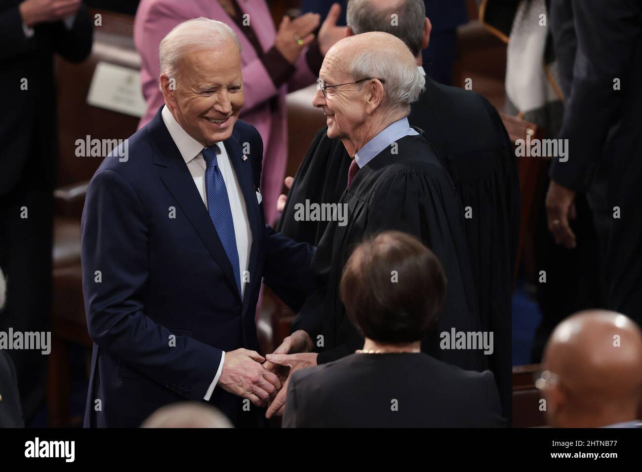 WASHINGTON, DC - MARS 01: Le Président des États-Unis Joe Biden (L) salue le juge associé de la Cour suprême Stephen Breyer, alors que Biden arrive à livrer le discours sur l'état de l'Union lors d'une session conjointe du Congrès dans la salle de la Chambre du Capitole des États-Unis le 01 mars 2022 à Washington, DC. Lors de son premier discours sur l'État de l'Union, M. Biden a parlé des efforts de son administration pour mener une réponse mondiale à l'invasion russe de l'Ukraine, pour lutter contre l'inflation et pour sortir le pays de la pandémie COVID-19. (Photo de Win McNamee/Getty Images)Credit: Gagnez McNamee/Pool via CNP/MediaPunch Banque D'Images
