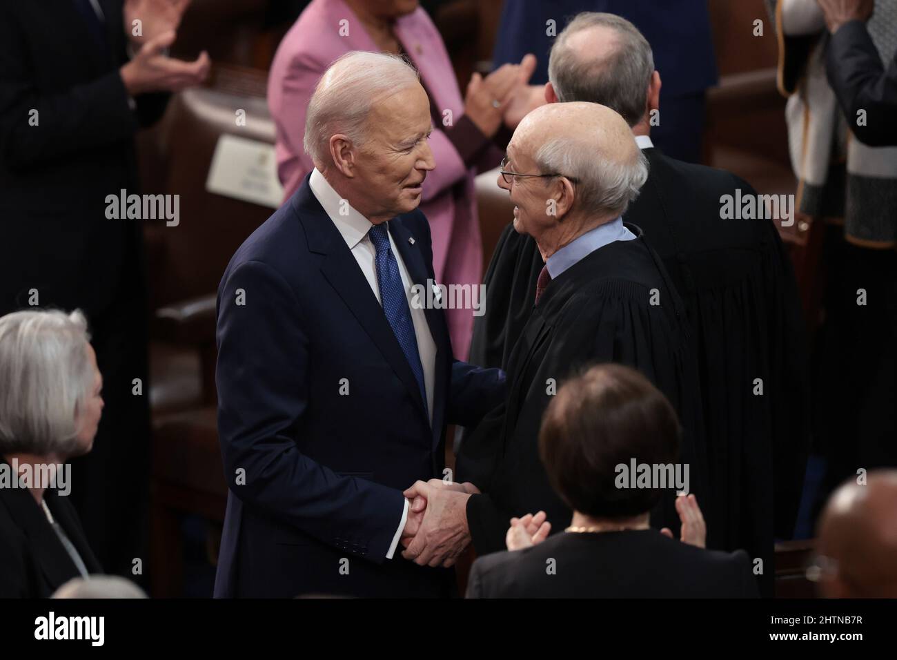 WASHINGTON, DC - MARS 01: Le Président des États-Unis Joe Biden (L) salue le juge associé de la Cour suprême Stephen Breyer, alors que Biden arrive à livrer le discours sur l'état de l'Union lors d'une session conjointe du Congrès dans la salle de la Chambre du Capitole des États-Unis le 01 mars 2022 à Washington, DC. Lors de son premier discours sur l'État de l'Union, M. Biden a parlé des efforts de son administration pour mener une réponse mondiale à l'invasion russe de l'Ukraine, pour lutter contre l'inflation et pour sortir le pays de la pandémie COVID-19. (Photo de Win McNamee/Getty Images)Credit: Gagnez McNamee/Pool via CNP/MediaPunch Banque D'Images