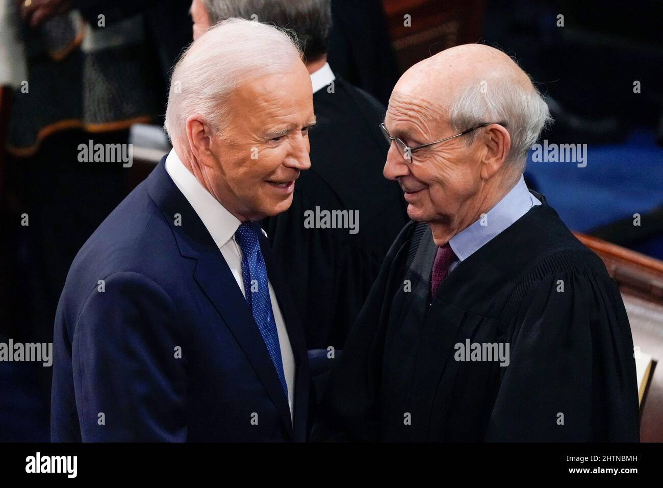 Le Président Joe Biden salue le juge associé de la Cour suprême Stephen Breyer lorsqu'il arrive à présenter son premier discours sur l'état de l'Union à une session conjointe du Congrès, au Capitole à Washington, le mardi 1 mars 2022. Crédit : J. Scott Applewhite/Pool via CNP/MediaPunch Banque D'Images