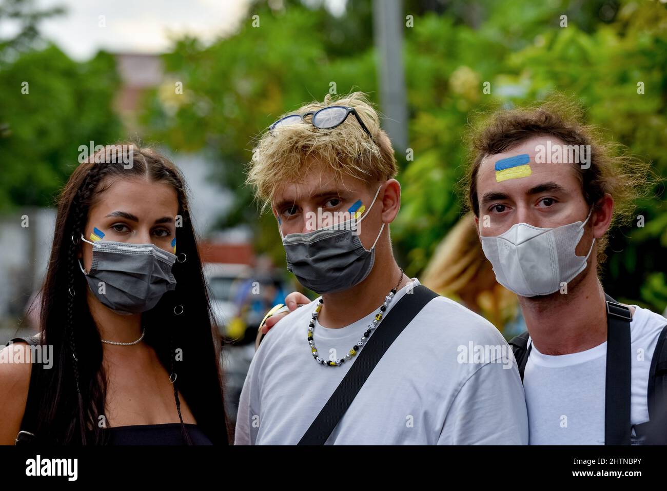 Denpasar, Bali, Indonésie. 1st mars 2022. Les manifestants peignent leur  visage avec des couleurs du drapeau de l'Ukraine. Des centaines de citoyens  ukrainiens et de partisans pro-ukrainiens à Bali ont organisé un