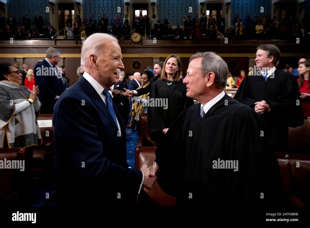 Le président AMÉRICAIN Joe Biden tremble la main avec le juge en chef de la Cour suprême des États-Unis John Roberts en arrivant à livrer le discours sur l'état de l'Union à une session conjointe du Congrès au Capitole des États-Unis à Washington, DC, le 1 mars 2022. Credit: Saul Loeb/Pool via CNP /MediaPunch Banque D'Images