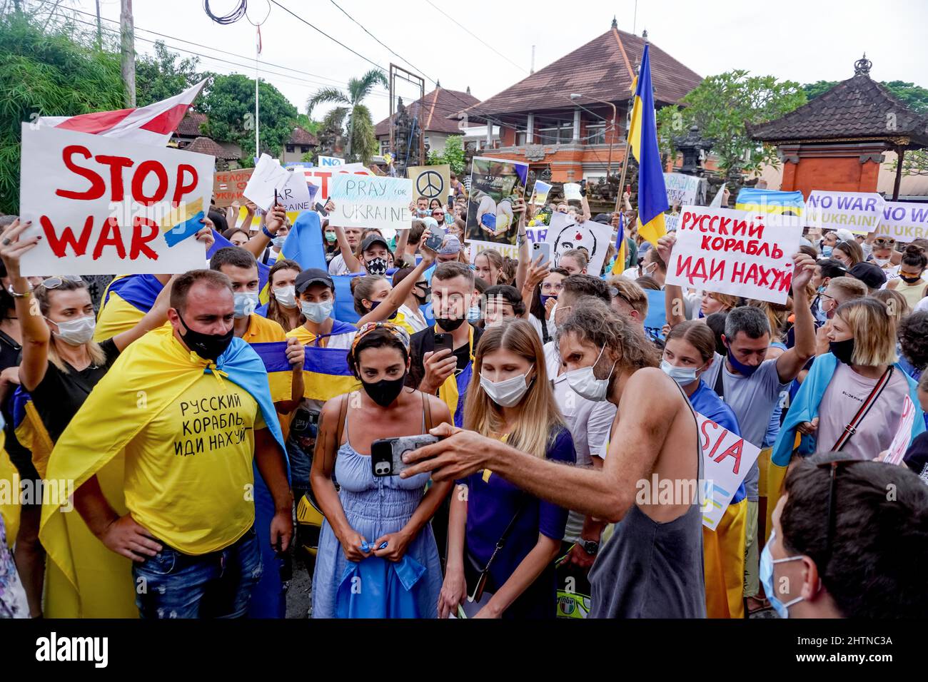 Denpasar, Bali, Indonésie. 1st mars 2022. Des centaines de citoyens  ukrainiens et de partisans pro-ukrainiens à Bali ont organisé un  rassemblement de paix contre l'invasion de l'Ukraine par la Russie au  consulat