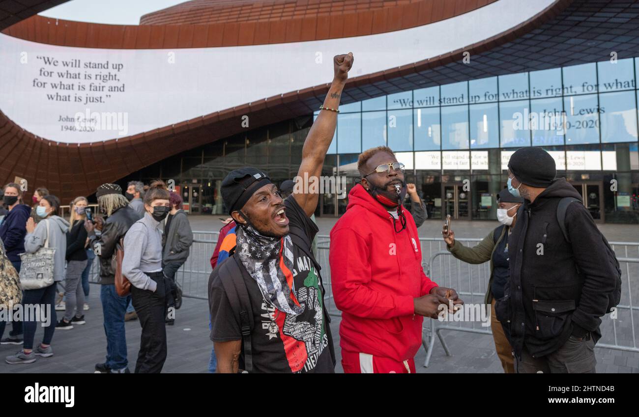BROOKLYN, N.Y. – le 20 avril 2021 : des manifestants se rassemblent après que l'ancien policier Derek Chauvin ait été reconnu coupable de meurtre à la mort de George Floyd. Banque D'Images