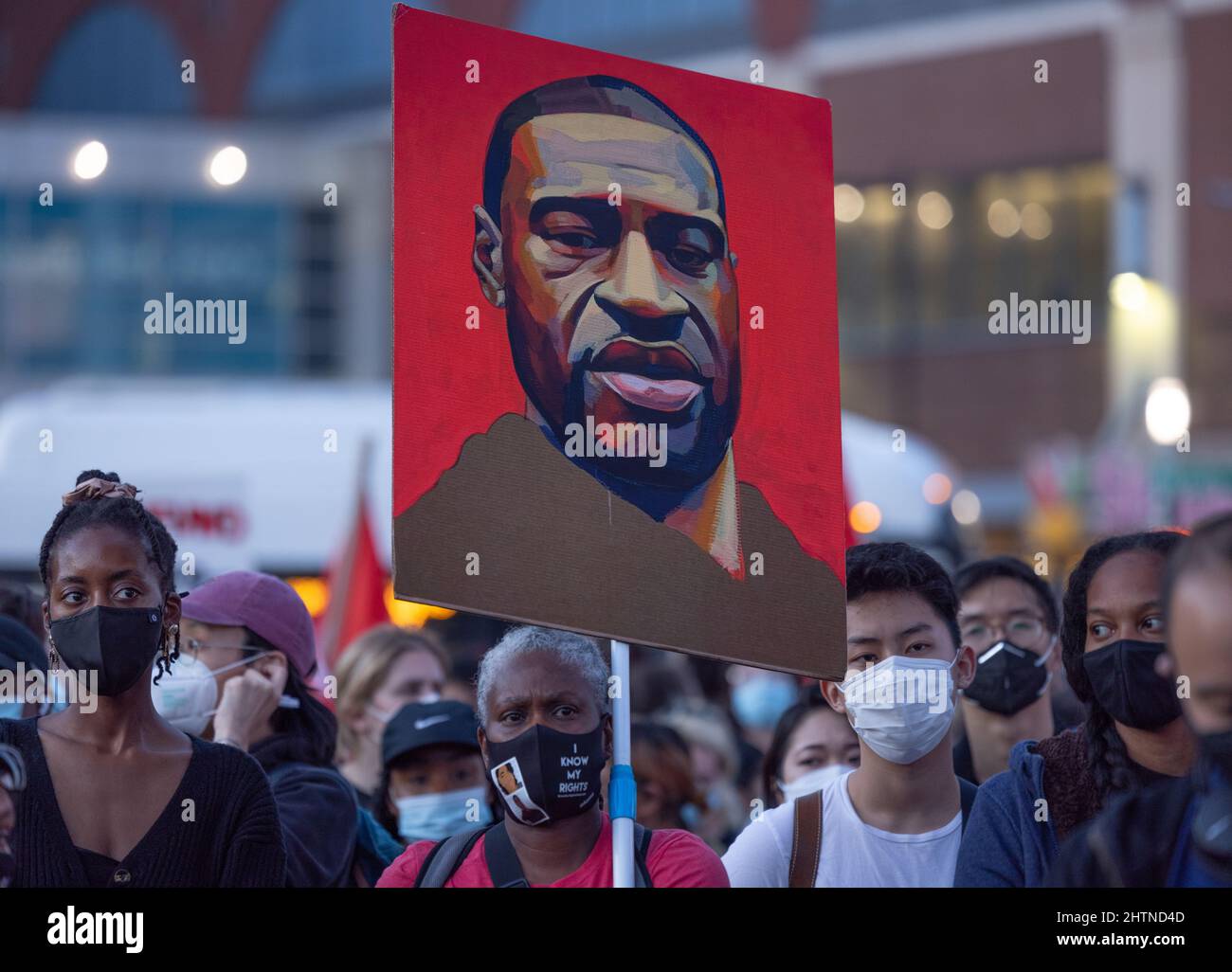 BROOKLYN, N.Y. – le 20 avril 2021 : des manifestants se rassemblent après que l'ancien policier Derek Chauvin ait été reconnu coupable de meurtre à la mort de George Floyd. Banque D'Images