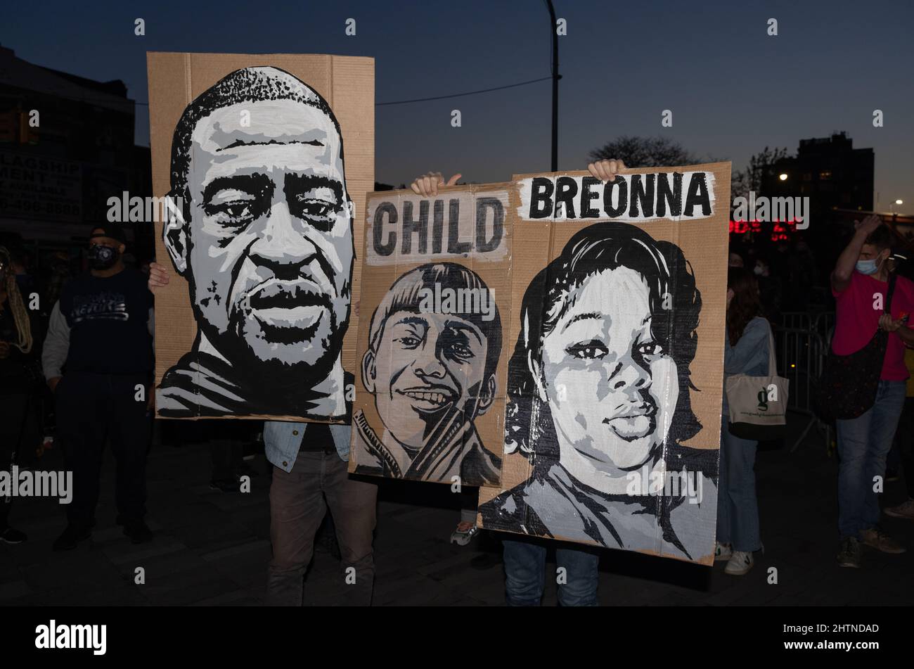 BROOKLYN, N.Y. – le 20 avril 2021 : des manifestants se rassemblent après que l'ancien policier Derek Chauvin ait été reconnu coupable de meurtre à la mort de George Floyd. Banque D'Images