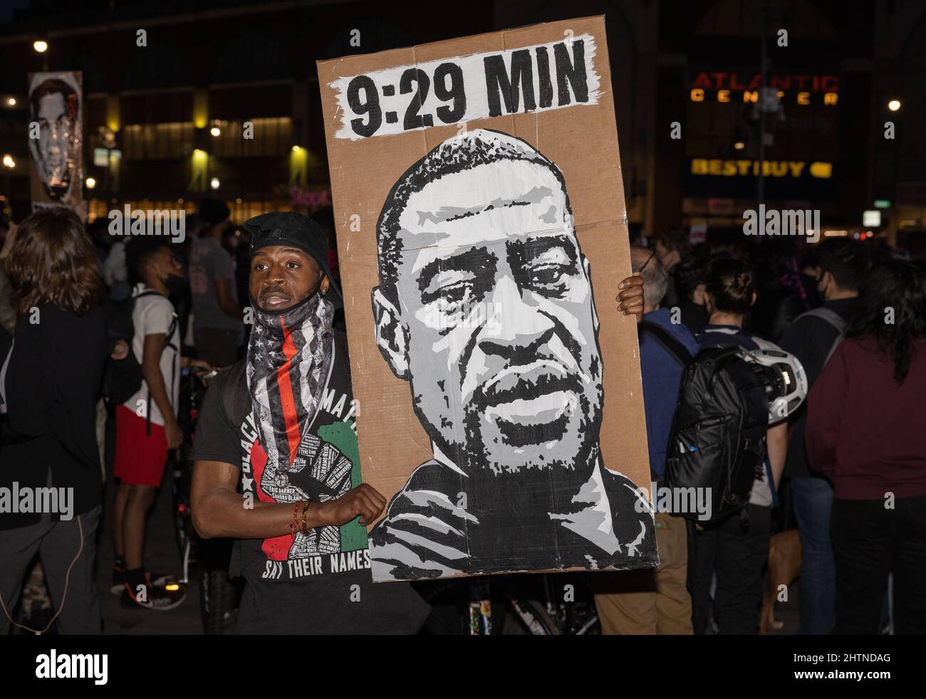 BROOKLYN, N.Y. – le 20 avril 2021 : des manifestants se rassemblent après que l'ancien policier Derek Chauvin ait été reconnu coupable de meurtre à la mort de George Floyd. Banque D'Images