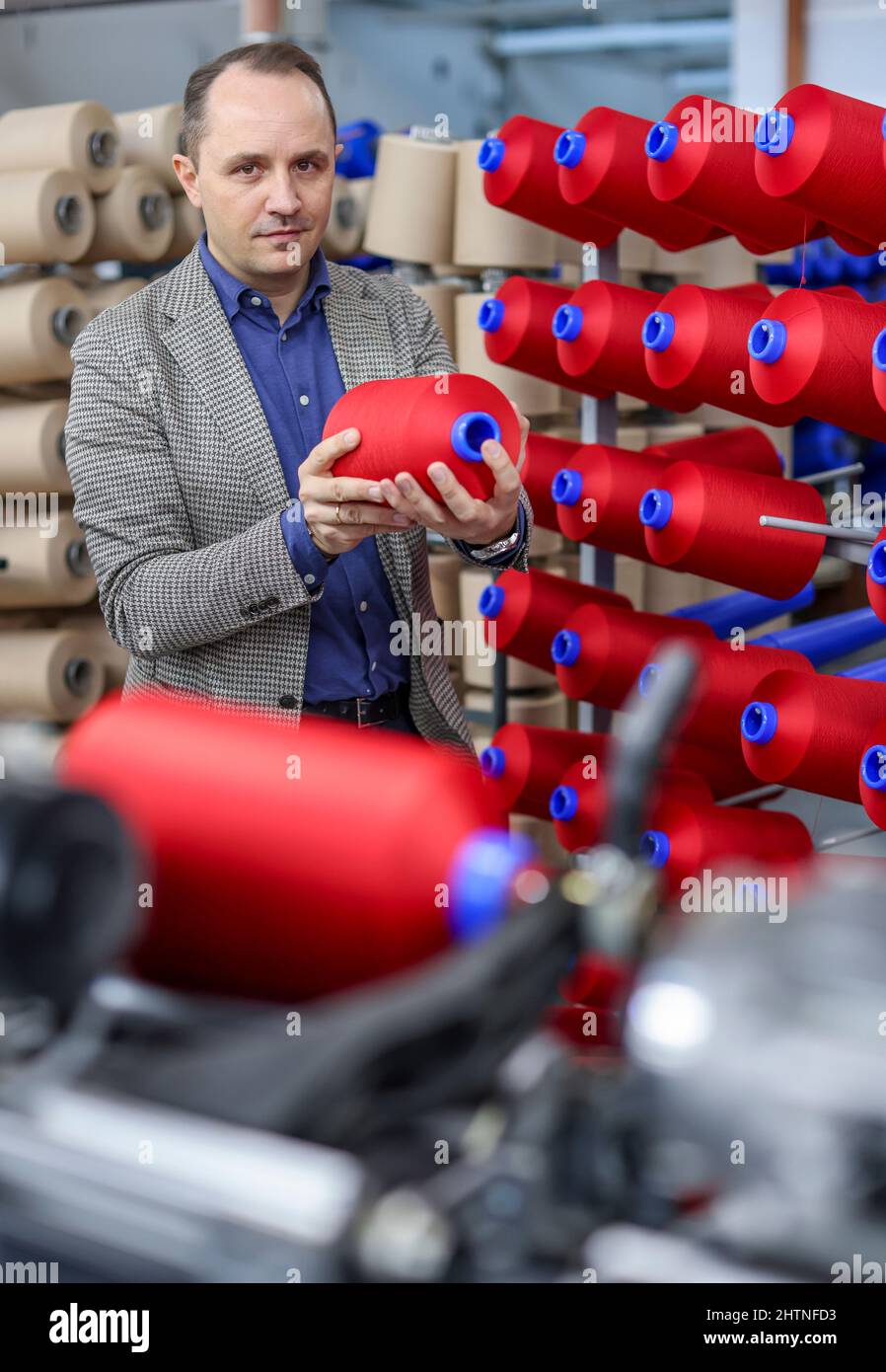 01 mars 2022, Saxe, Flöha: Nico Teutsch, Directeur général, se tient dans la salle des bobinages d'OTEX Textilveredlung GmbH. La société, qui compte 90 employés, fabrique des fils spécialisés pour les produits médicaux et les textiles techniques. Lorsqu'un successeur de l'usine a été recherché en 2016, la société Thuringe Bauerfeind AG, fabricant d'aides médicales telles que des bandages, des orthèses ou des semelles intérieures orthopédiques, a simplement repris son fournisseur lui-même. Le nombre d'employés a augmenté, et maintenant plusieurs Roumains et Sud-Américains font également partie de la main-d'œuvre. Mercredi (02.03.2022), l'Association du GE de l'est Banque D'Images