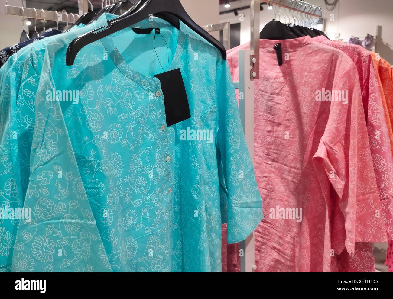 Robes indiennes colorées, vêtements tendance colorés dans le centre commercial indien. Banque D'Images