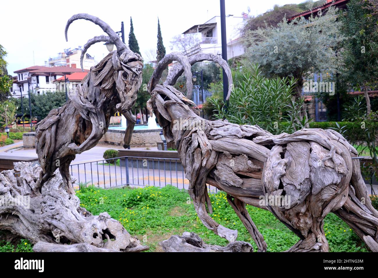 Sculpture en bois de deux chèvres de montagne de combat à Antalya, Turquie Banque D'Images