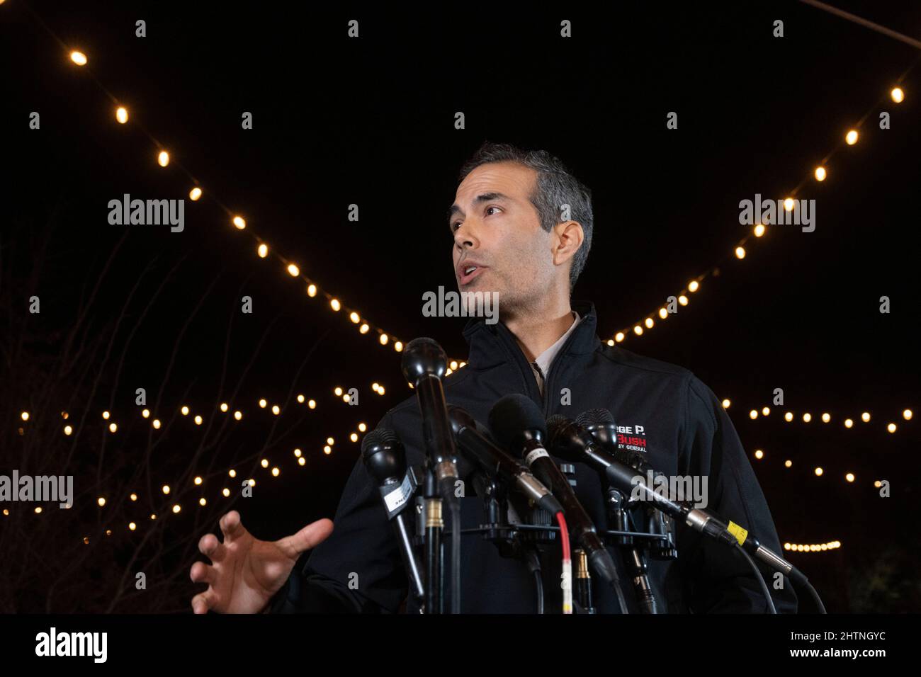 Austin, Texas, États-Unis. 1st mars 2022. Le commissaire aux terres du Texas GEORGE P. BUSH parle à la presse lors d'un premier parti de veille électorale où il est dans une course serrée pour une tache de ruissellement contre le procureur général en exercice Ken Paxton (non montré). Paxton est mis en accusation depuis plusieurs années pour fraude en valeurs mobilières. Bush vient d'une longue dynastie politique dont son père Jeb Bush qui était gouverneur de Floride. (Image de crédit : © Bob Daemmrich/ZUMA Press Wire) Banque D'Images