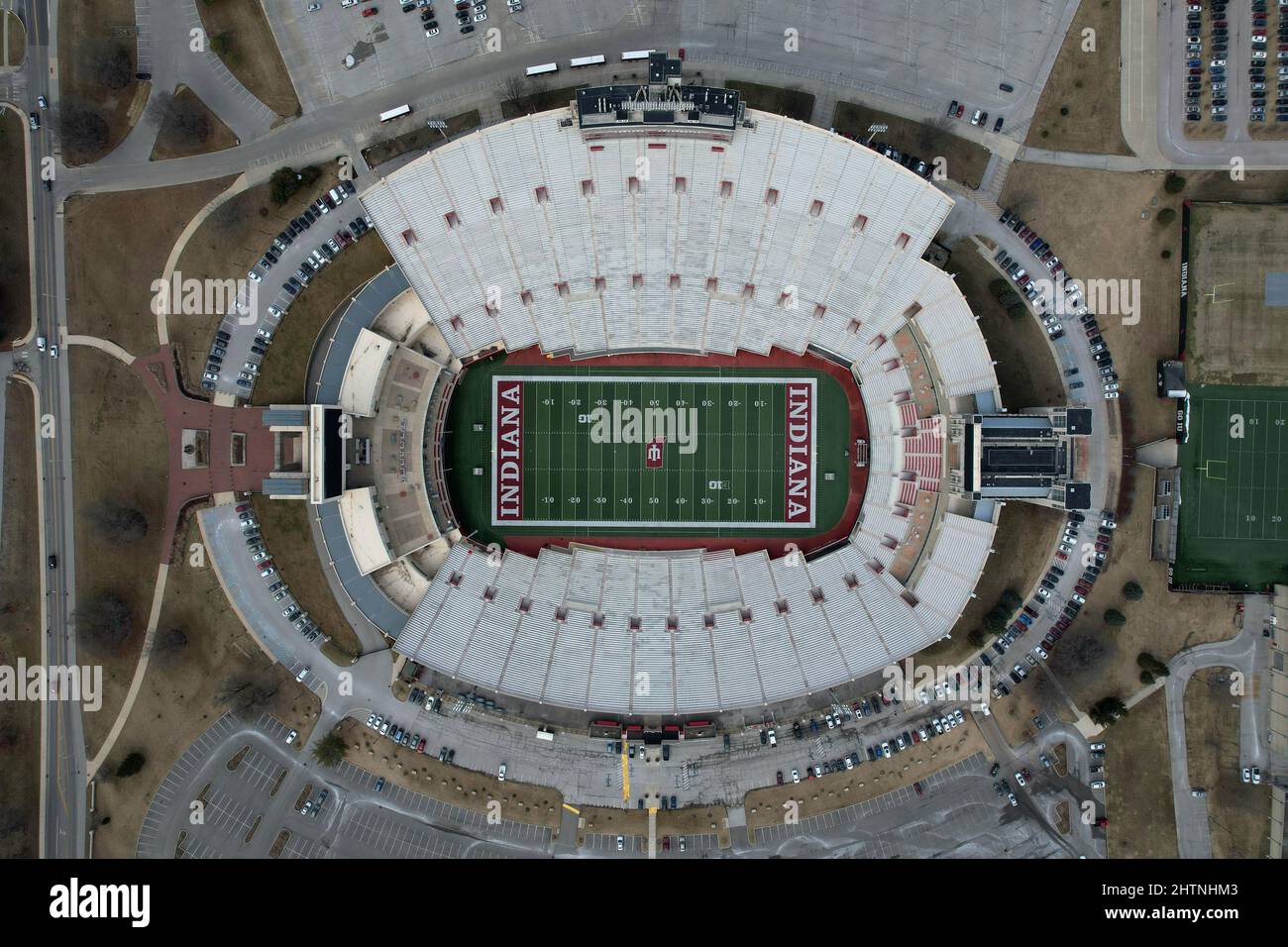 Vue aérienne du Memorial Stadium sur le campus de l'Indiana University, lundi 1 mars 2022, à Bloomington, Ind. Le stade est la maison de l'Indi Banque D'Images