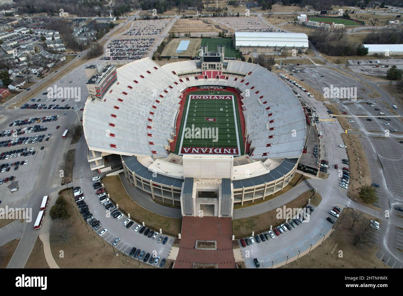 Vue aérienne du Memorial Stadium sur le campus de l'Indiana University, lundi 1 mars 2022, à Bloomington, Ind. Le stade est la maison de l'Indi Banque D'Images