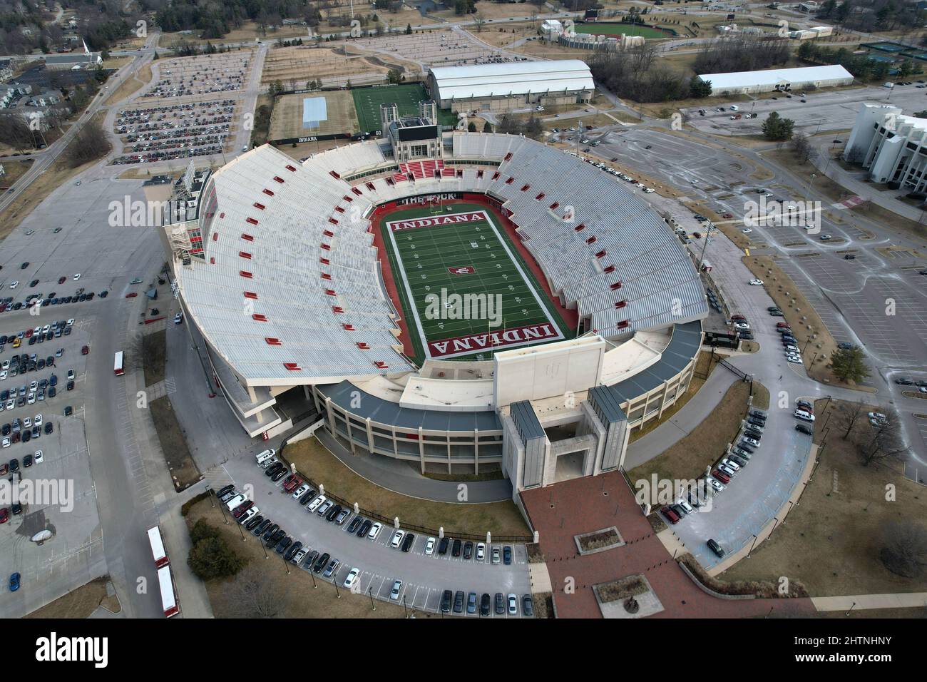 Vue aérienne du Memorial Stadium sur le campus de l'Indiana University, lundi 1 mars 2022, à Bloomington, Ind. Le stade est la maison de l'Indi Banque D'Images